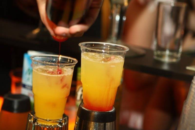 Bartenders com Drinks e Coquetéis Poá - Bartender para Mini Wedding