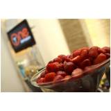 bartender com drinks e coquetéis